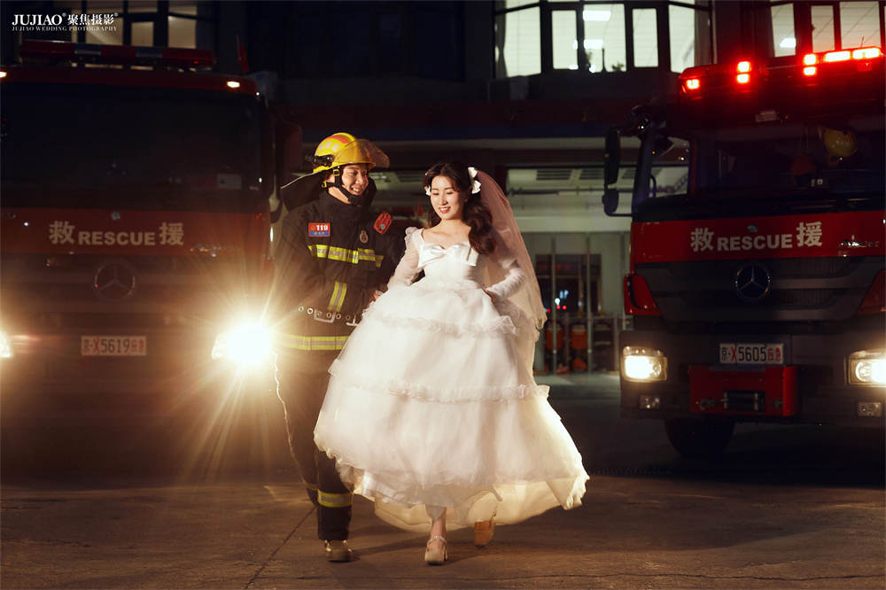 消防员婚纱照