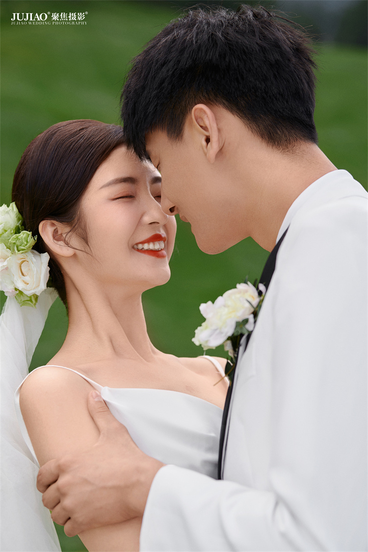 大理草坪婚纱照