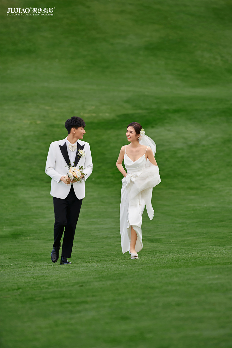大理草坪婚纱照