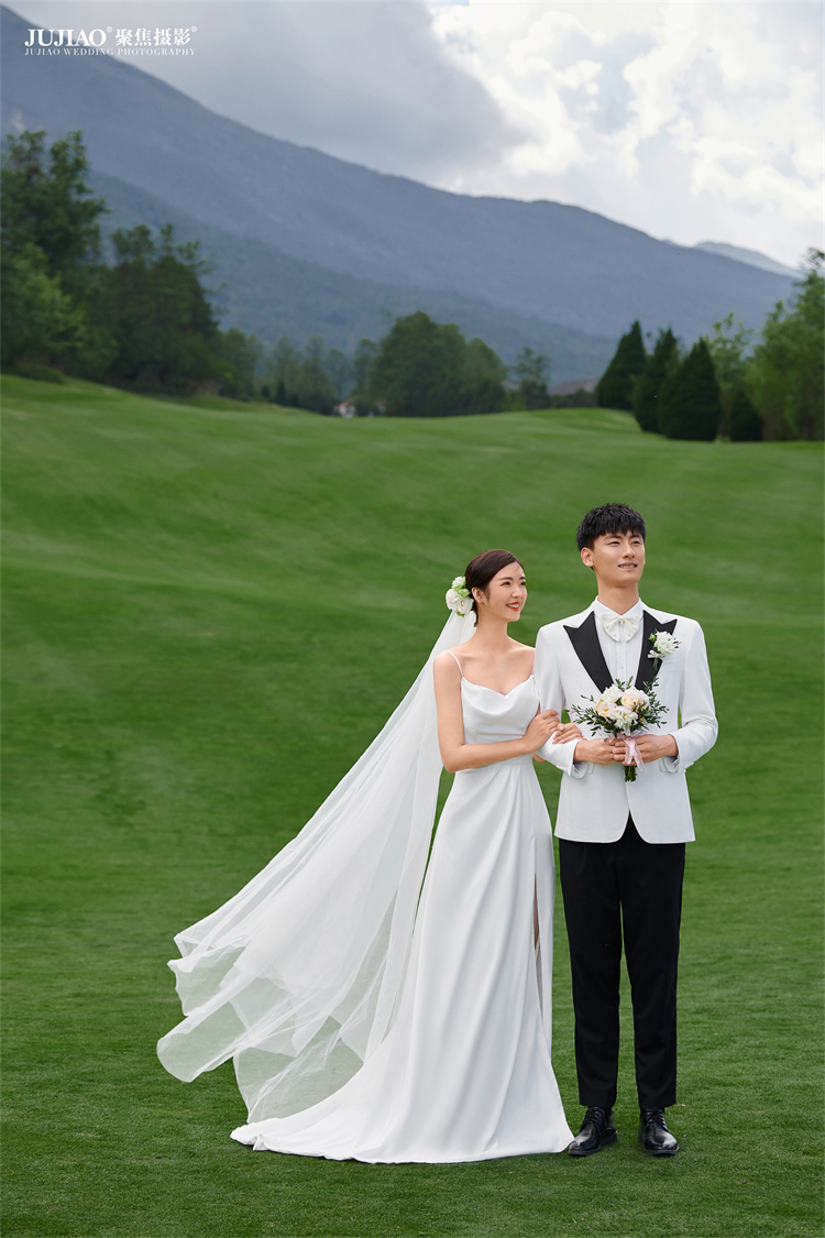 大理草坪婚纱照