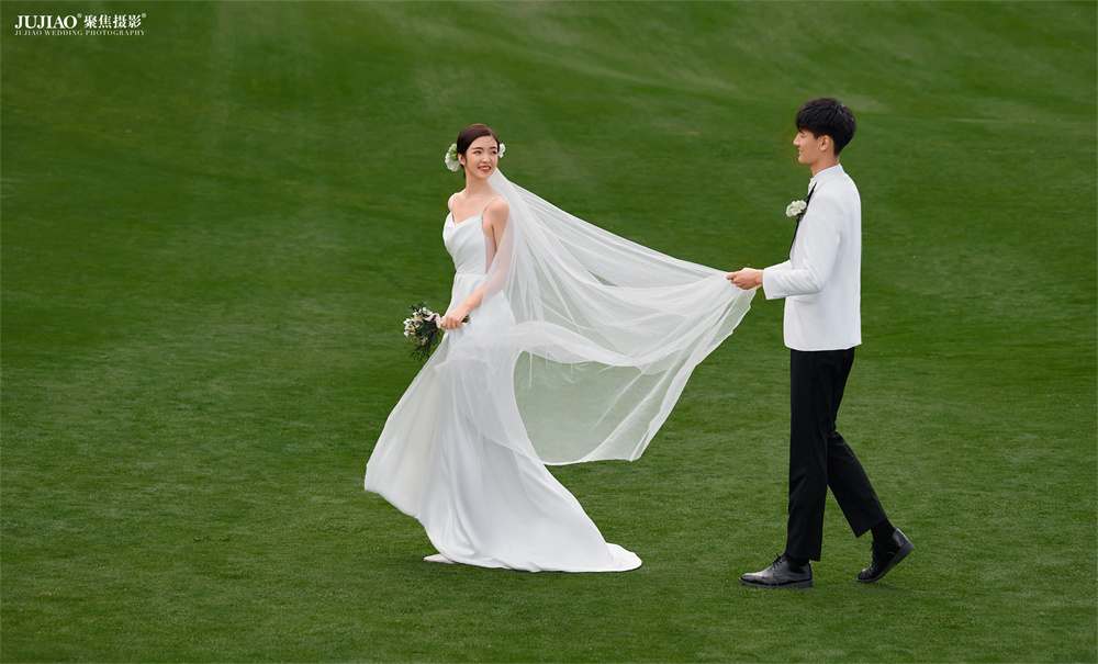 大理草坪婚纱照