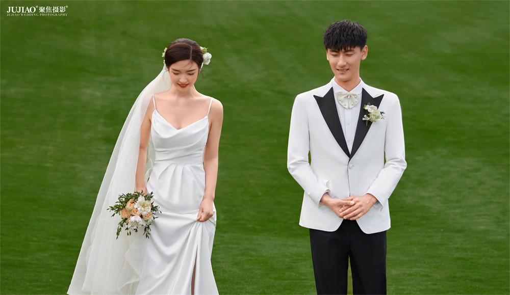 大理草坪婚纱照