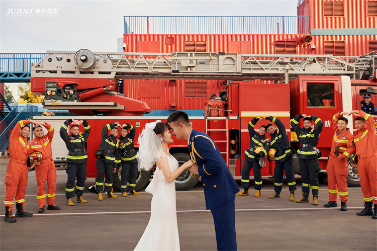 消防员婚纱照