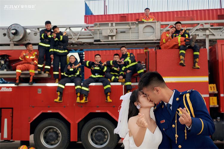消防员婚纱照