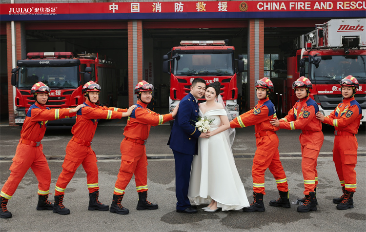 消防员婚纱照