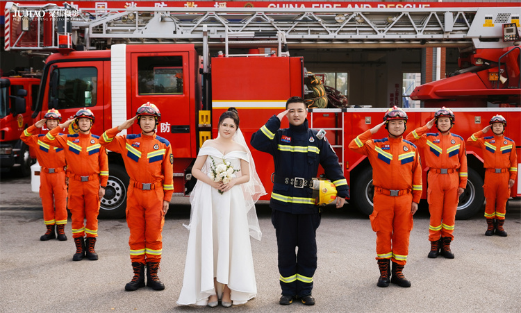 消防员婚纱照